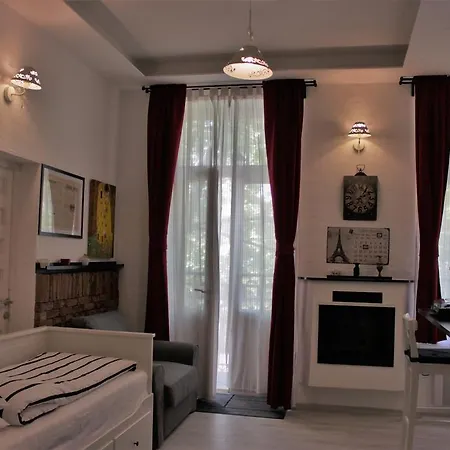 Belvárosi Apartmanszálló - *
