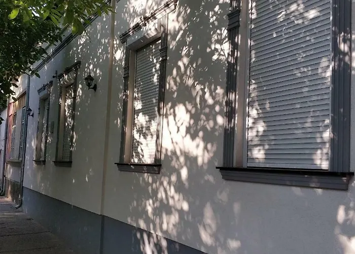 Апартаменты Belvarosi Apartmanszallo - *